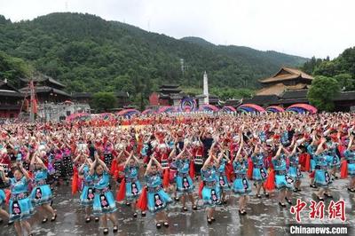 乌江春雨润花山，苗乡歌舞庆佳节 万余儿女共谱民族文化华章